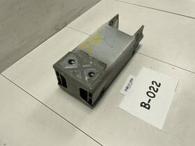 101-01689 Chevrolet 2014 2016 Malibu Ltz Front Right Bumper Mount Bracket Oem