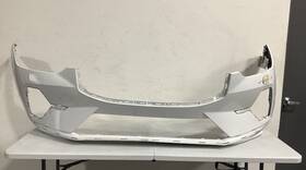 11473 Volvo -11473 2022 - 2023 Xc60 Front Bumper Cover Park Assist Cut-out Used Oem