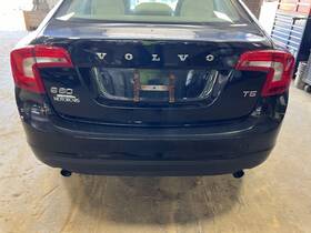312788359 Volvo 11-13 S60 Rear Lower Bumper Cover Black Stone Paint 019